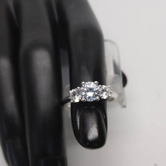 None Jewelry - Elegant Silver Tone Ring with Sparkling Clear Gemstone - Size L